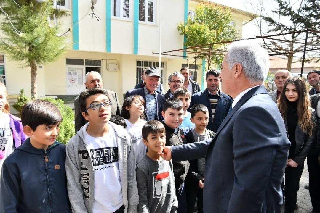 Vali&rsquo;den, minik kayak&ccedil;ılara k&ouml;ylerinde ziyaret