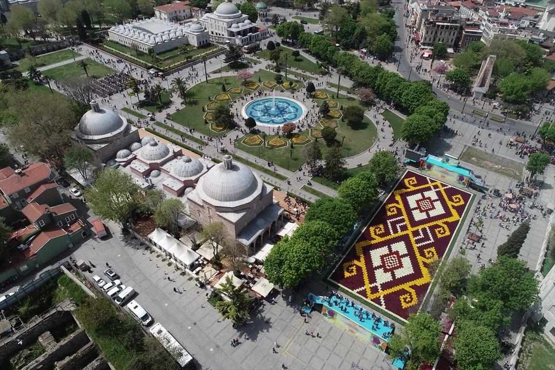 D&uuml;nyanın en b&uuml;y&uuml;k lale halısı 5. kez hazırlandı