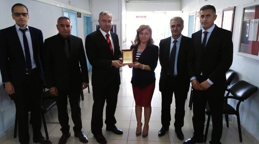 Muş Defterdarından Varto mal m&uuml;d&uuml;rl&uuml;ğ&uuml; &ccedil;alışanlarına plaket