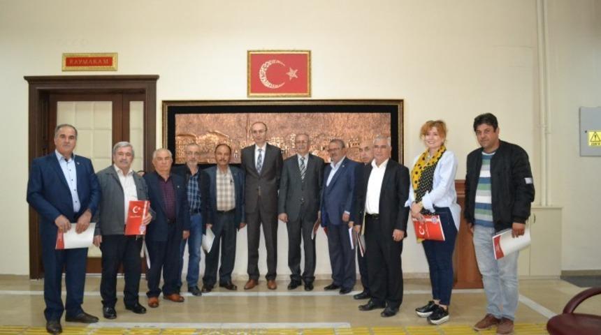 Kaymakam Yazar&rsquo;dan eski muhtarlara plaket