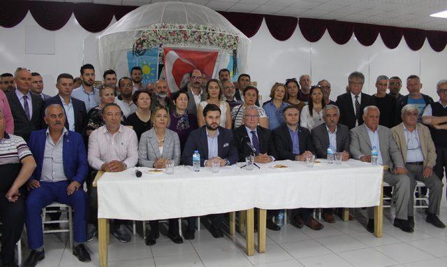 İzmir'de, İYİ Parti kurucu üyelerinden Akşener'e 'kurultay' çağrısı