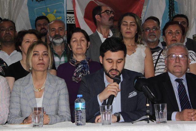 İzmir'de, İYİ Parti kurucu üyelerinden Akşener'e 'kurultay' çağrısı