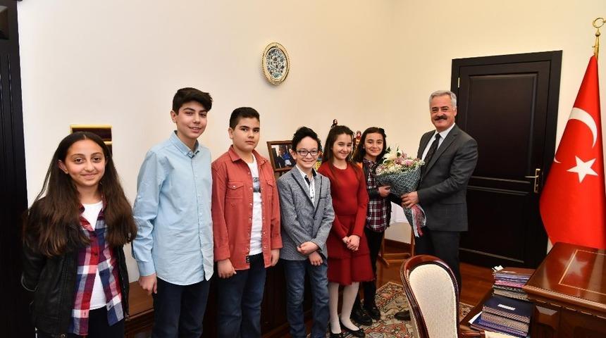 Sergide tanıştığı öğrenciyi makamında ağırladı