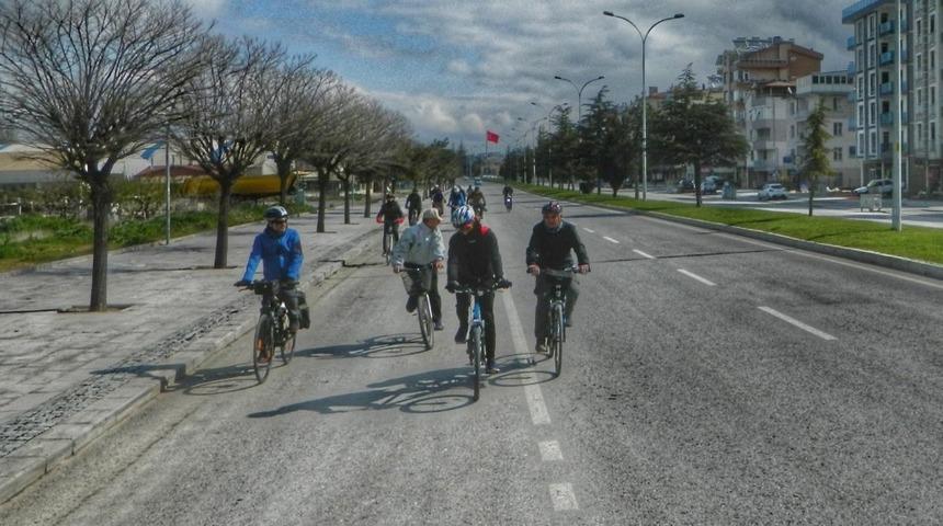 Beyşehir&rsquo;de bisikletseverler &ccedil;ocuklar i&ccedil;in pedal &ccedil;evirdi