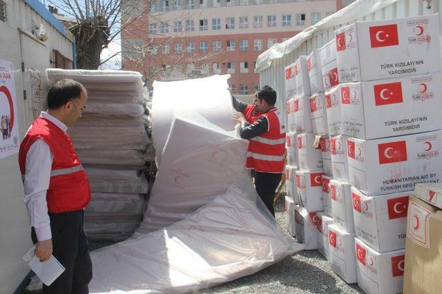 Kızılay’dan afetzedelere yardım malzemesi