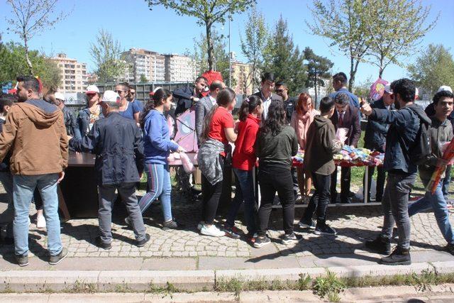 Diyarbakır’da uçurtma şenliğine 3 bin çocuk katıldı
