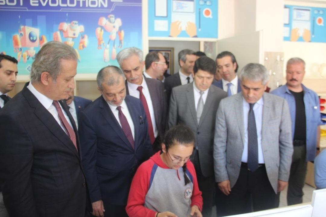 Gelecek İ&ccedil;in eğitim: Steam Projesinde Steammaker At&ouml;lyesi A&ccedil;ıldı