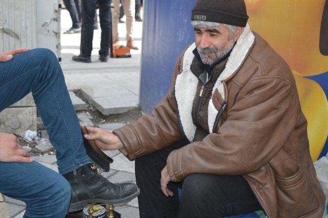 Ayakkabı boyayarak geçinmeye çalışıyor