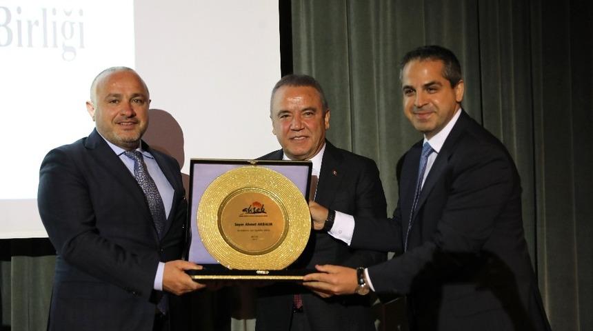 Başkan Böcek, ‘Turizmcilerimizin emrinde olacağız’