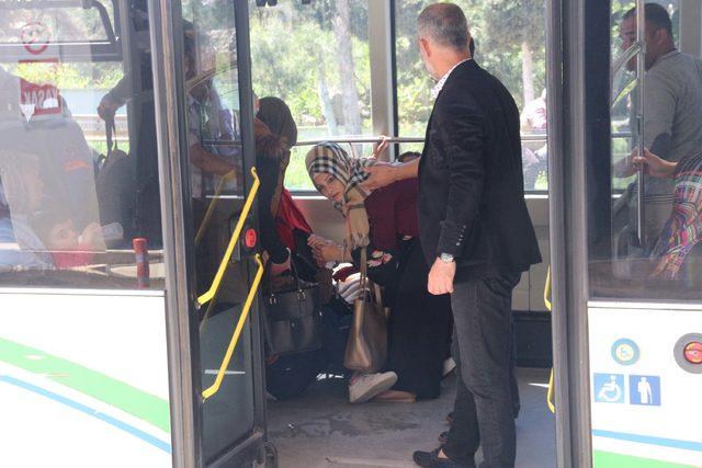 Şoför, fenalaşan kadını otobüsle hastaneye götürdü