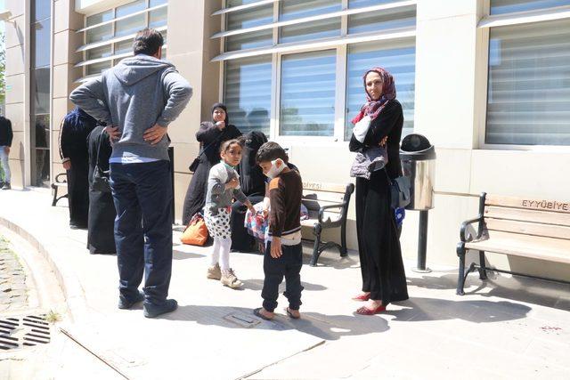 Hastanede görevliye tokat attı, kaçarken cam kapıya çarparak yaralandı