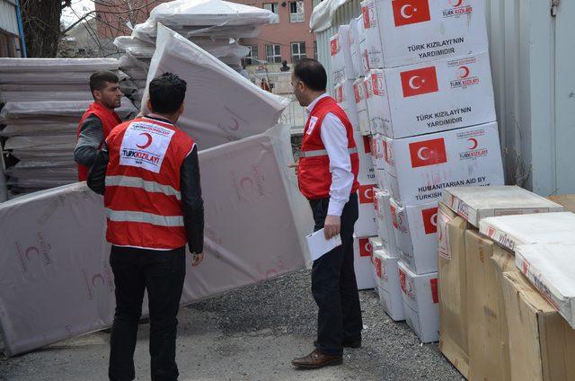 Hakkari'de evlerine kaya parçaları düşen ailelere Kızılay'dan yardım