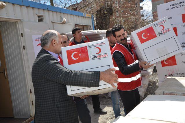 Hakkari'de evlerine kaya parçaları düşen ailelere Kızılay'dan yardım