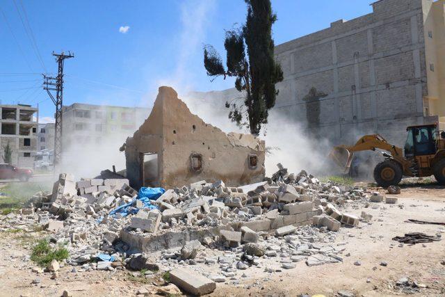 Metruk binalar yıkıldı, Suriyeliler evsiz kaldı