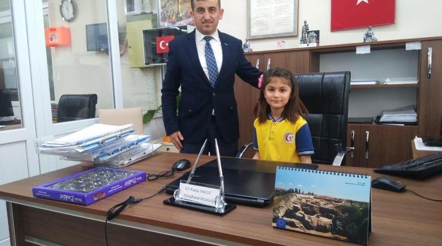 K&uuml;t&uuml;phanenin bir g&uuml;nl&uuml;k m&uuml;d&uuml;r&uuml; Elif mesaiye başladı