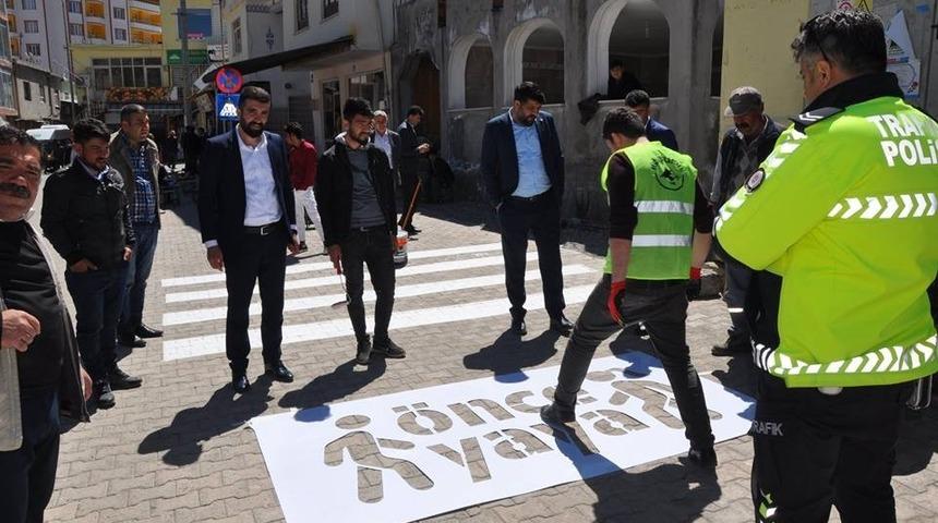 Sason caddelerine trafik işaretleri &ccedil;izildi
