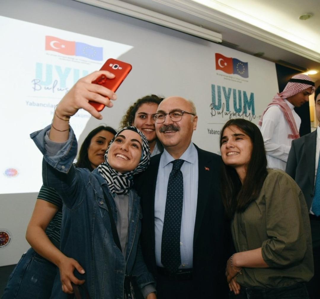 Yabancı uyruklu &ccedil;ocuklar ve gen&ccedil;ler Aydın Valisi ile selfie yarışına girdi