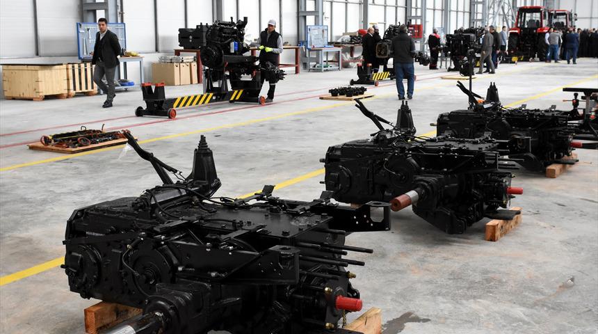 Traktör fabrikasında ilk traktörler banttan indi
