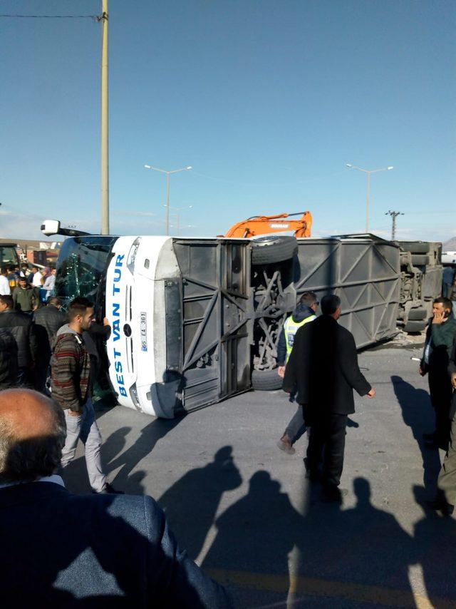 Bitlis'te yolcu otobüsü ile TIR çarpıştı: 34 yaralı