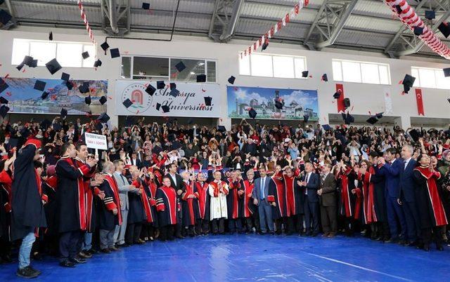 Fen-Edebiyat ve Sağlık Bilimleri Fakültelerinde mezuniyet sevinci