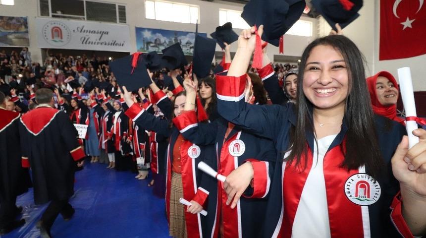 Fen-Edebiyat ve Sağlık Bilimleri Fak&uuml;ltelerinde mezuniyet sevinci