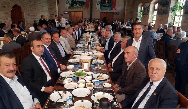 Başkan Özcan meclis üyeleri ve muhtarlarla buluştu