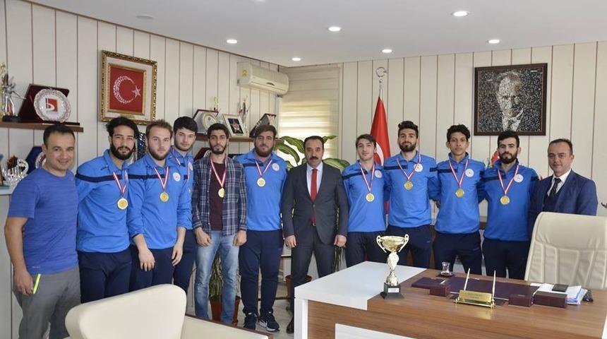 Şampiyon voleybolculardan İl M&uuml;d&uuml;r&uuml; Yıldız&rsquo;a ziyaret