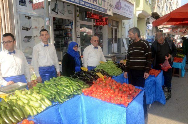 Gömlek ve papyonlu pazarcı aile, ilgi odağı oldu