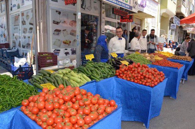 Gömlek ve papyonlu pazarcı aile, ilgi odağı oldu