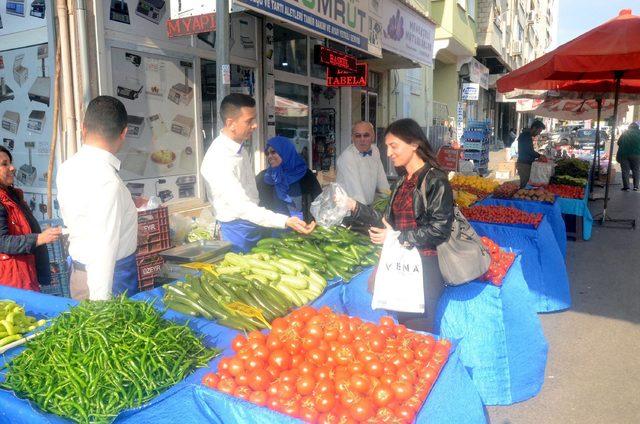 Gömlek ve papyonlu pazarcı aile, ilgi odağı oldu