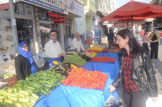 Gömlek ve papyonlu pazarcı aile, ilgi odağı oldu