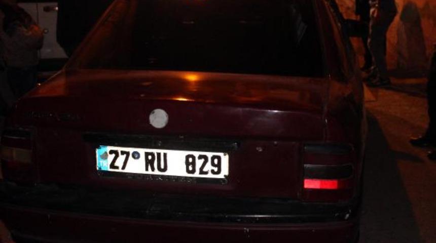 Polise ateş a&ccedil;ıp, bı&ccedil;akla saldırdılar: 1 polis yaralı