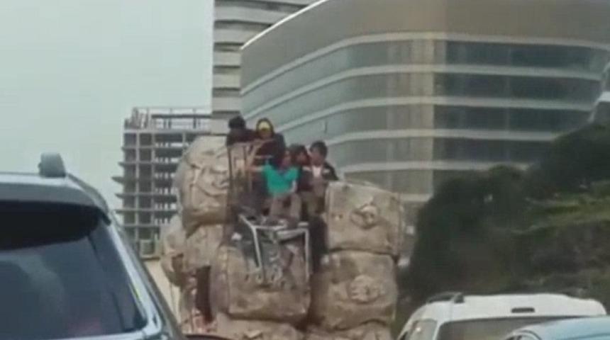 K&acirc;ğıt toplayıcılardan kamyonet &uuml;zerinde tehlikeli yolculuk