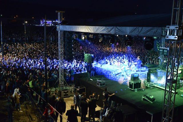 Türk rock grubu Pera öğrencileri coşturdu