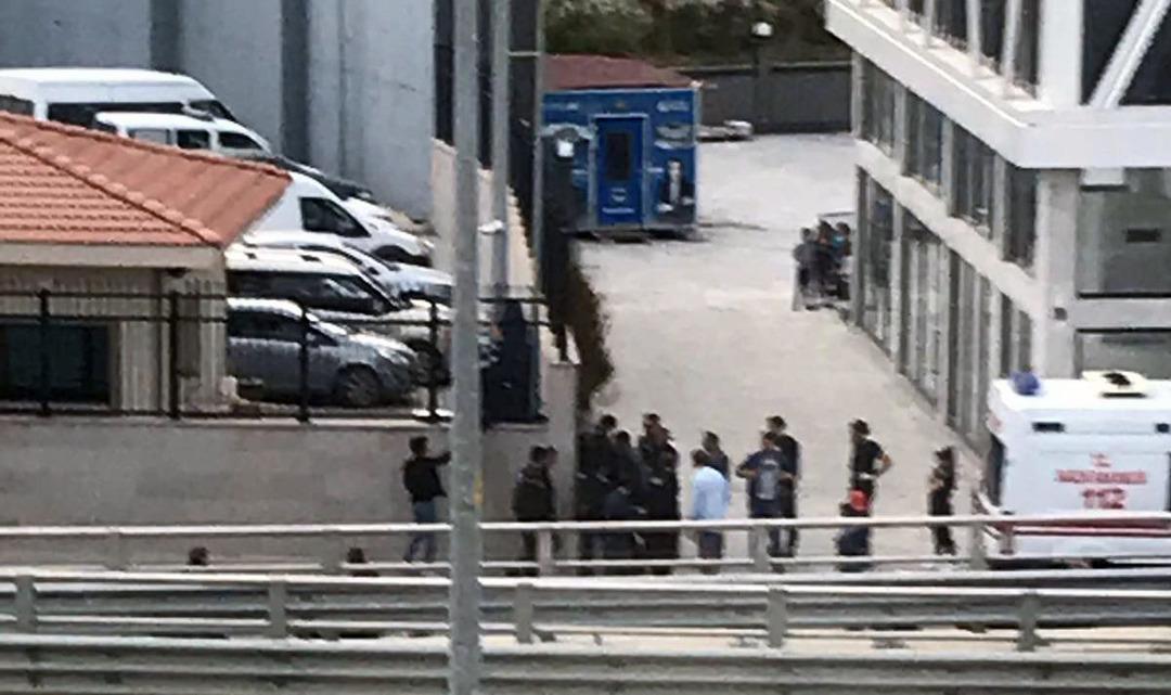 Emniyet M&uuml;d&uuml;rl&uuml;ğ&uuml;&rsquo;n&uuml;n duvarına &ccedil;ıkıp intihar etmek istedi