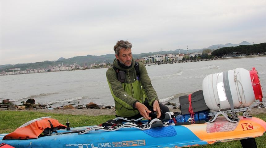 Rüzgar sörfüyle Karadeniz'i geçiyor 