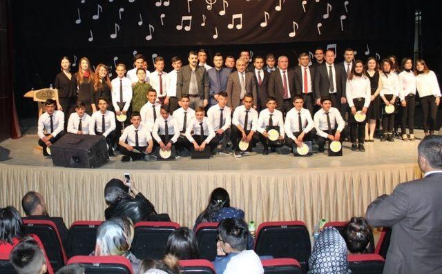 Hakkari Güzel Sanatlar Lisesinde yılsonu konseri