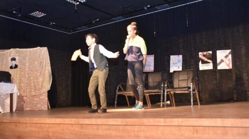 &Ouml;ğrencilerin sergiledikleri tiyatro oyunu beğeni aldı