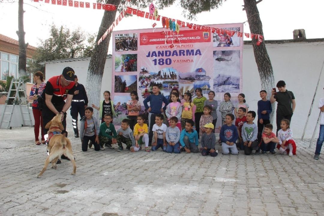 Aydın jandarması &ccedil;ocukları sevindirdi