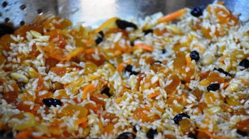 Kayısılı pilav yaptı, talebe yetişemiyor