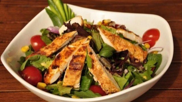 Izgara tavuklu mevsim salatası