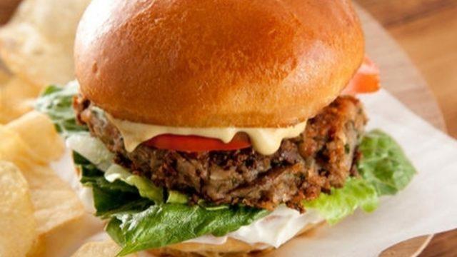 Beyaz peynirli ve yoğurt soslu burger