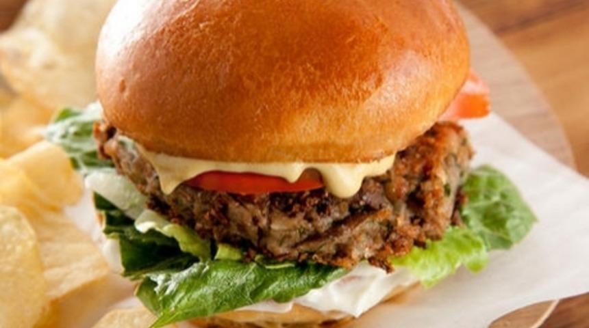 Beyaz peynirli ve yoğurt soslu burger