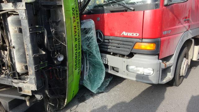 6 araç zincirleme kazaya karıştı, yol trafiğe kapandı