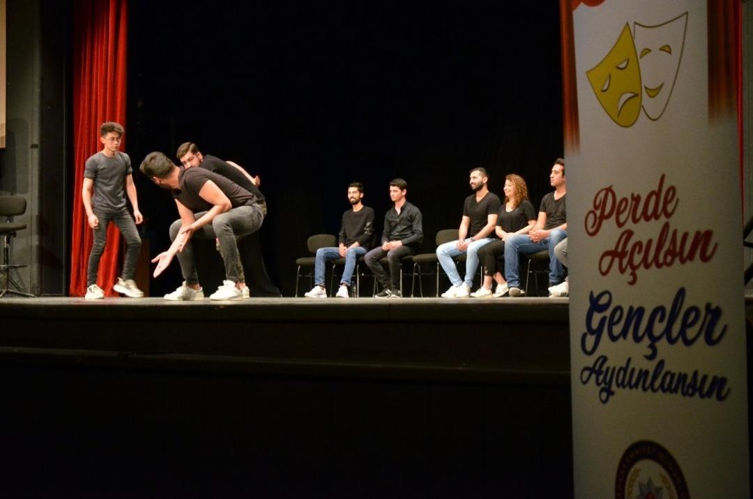 TEM polisi 540 &ouml;ğrenciyi tiyatroyla buluşturdu