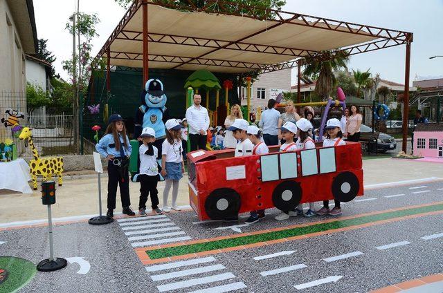 Trafik kurallarını öğrenen minikler otobüs rolüne girdi