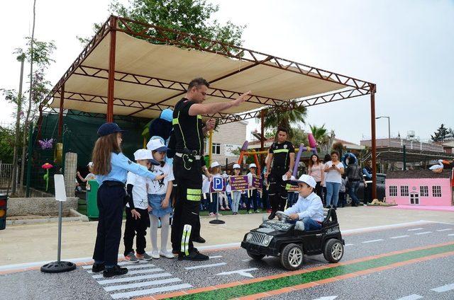 Trafik kurallarını öğrenen minikler otobüs rolüne girdi