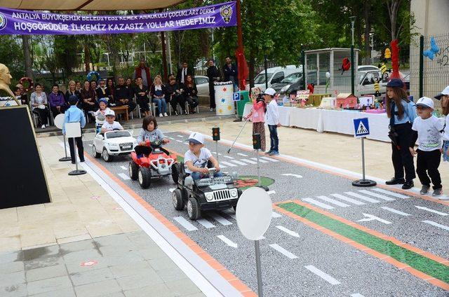 Trafik kurallarını öğrenen minikler otobüs rolüne girdi