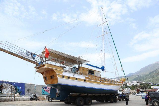 Kaş’ta tekneler sezon için deniz inmeye başladı