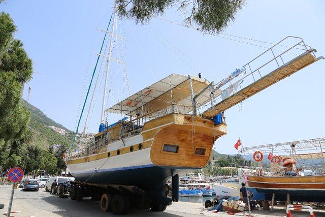 Kaş’ta tekneler sezon için deniz inmeye başladı